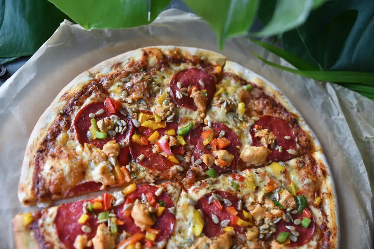 Pizza z salami, kurczakiem, papryką i słonecznikiem. Zobacz, jakie składniki na pizzę wybrać, by była pyszna!