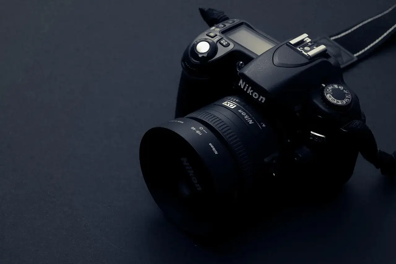 Nikon bezlusterkowiec z obiektywem DX. Podpowiadamy, jak skonfigurować bezlusterkowca do pracy w studio, by uzyskać profesjonalne rezultaty.
