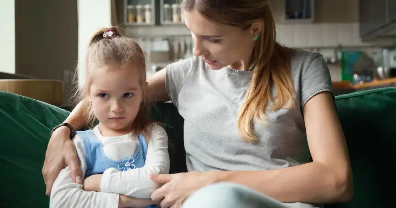 Mama tłumaczy c&oacute;rce, jak wytłumaczyć dziecku co to okres. Dziewczynka jest smutna i zamyślona.
