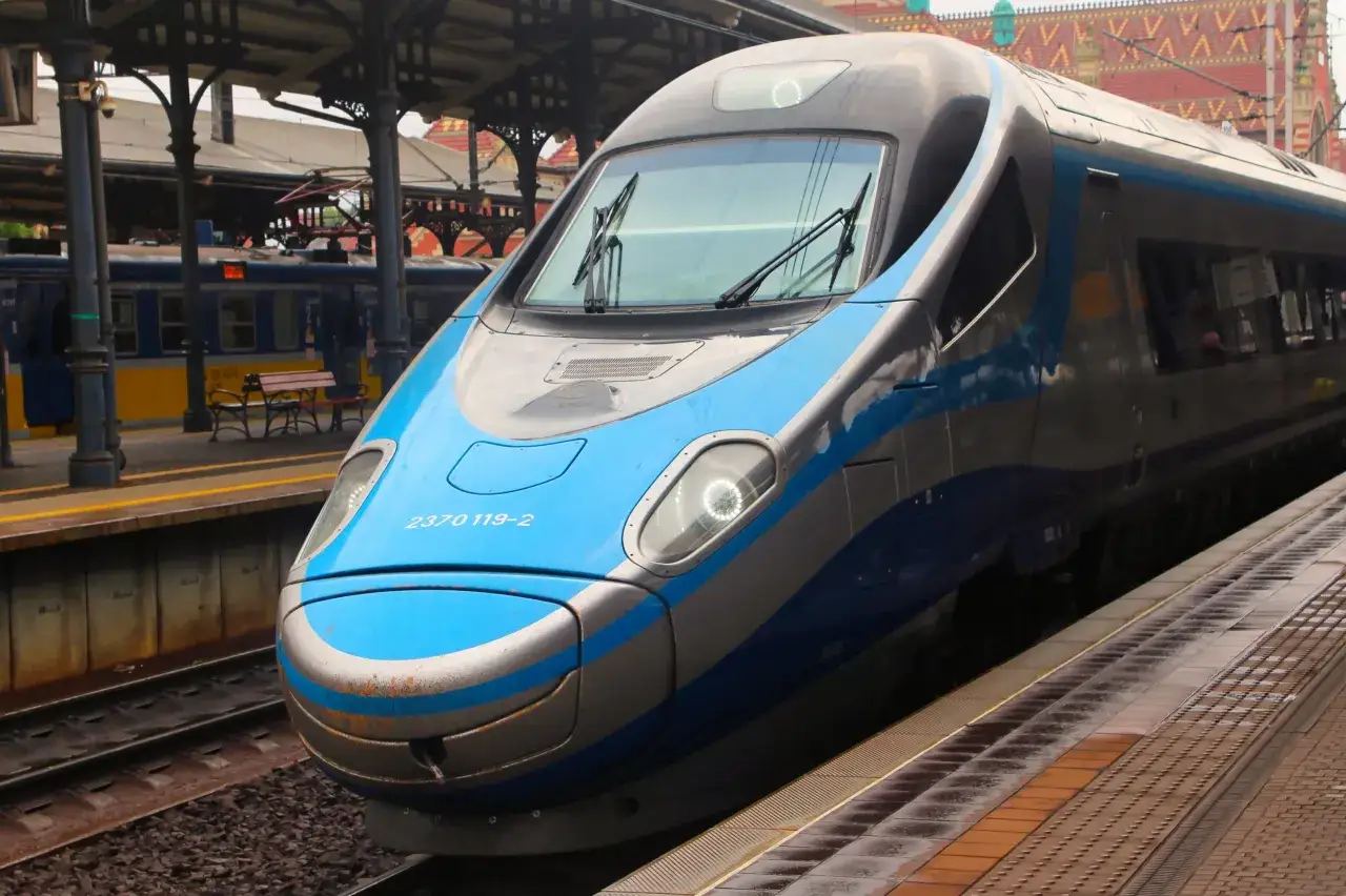 Nowoczesny pociąg PKP Intercity Pendolino na peronie, gotowy do podróży z Warszawy do Wrocławia.