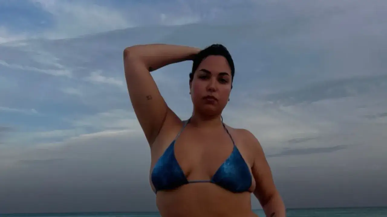 modelka plus size pozuje do zdjęcia