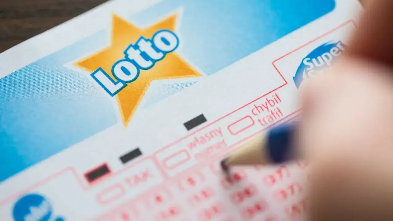 Wypełnianie kuponu Lotto Plus. W tej grze losuje się 6 z 49 liczb, a dodatkowo można wybrać opcję Super Szansa.