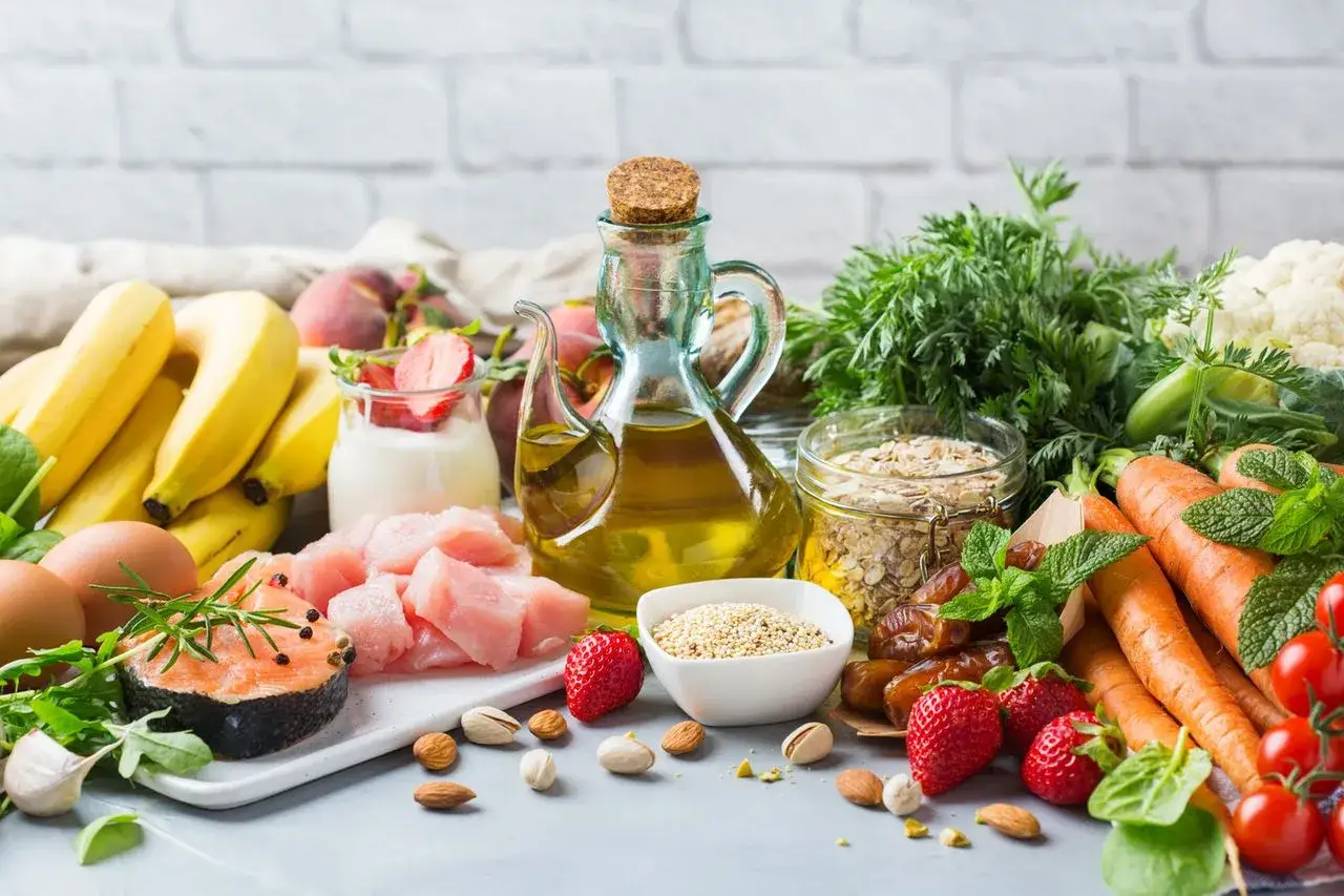 Zdrowe produkty spożywcze, które pomogą Ci jak obniżyć kortyzol: łosoś, kurczak, jajka, owoce, warzywa, orzechy, oliwa.