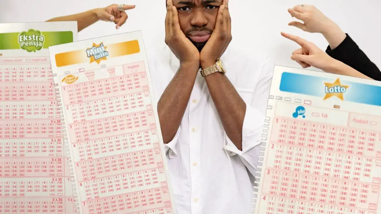 Zmartwiony mężczyzna z kuponami Lotto i Mini Lotto. Jak sprawdzić wyniki lotto plus?