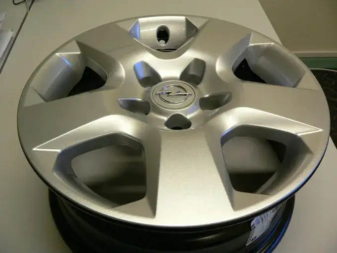 Felga strukturalna z kołpakiem i bez