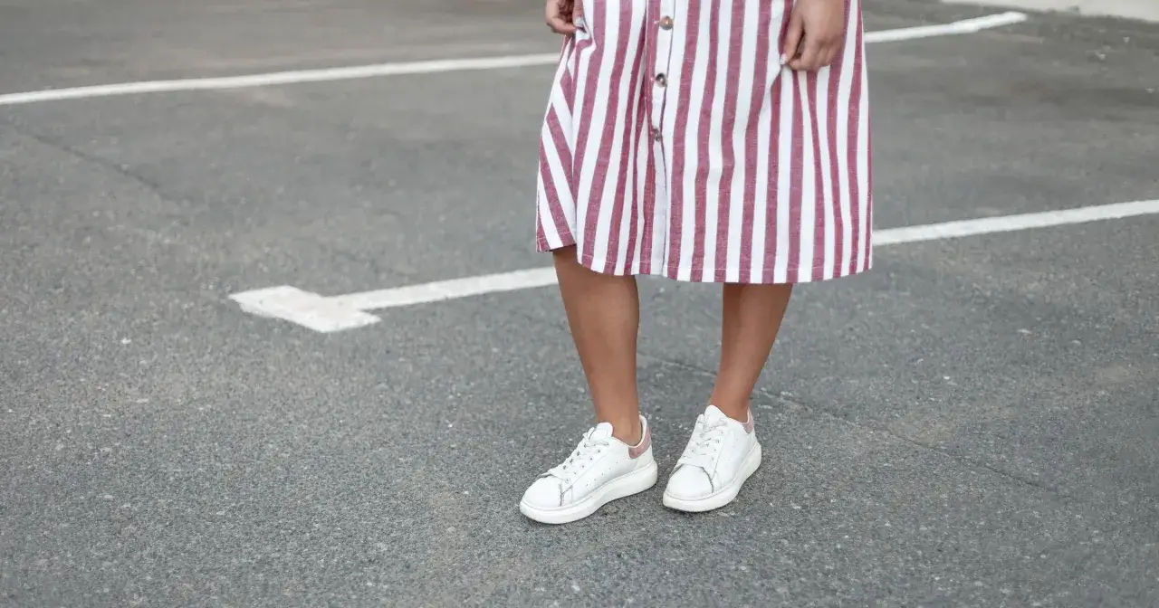 różne modele sneakersów do spódnic
