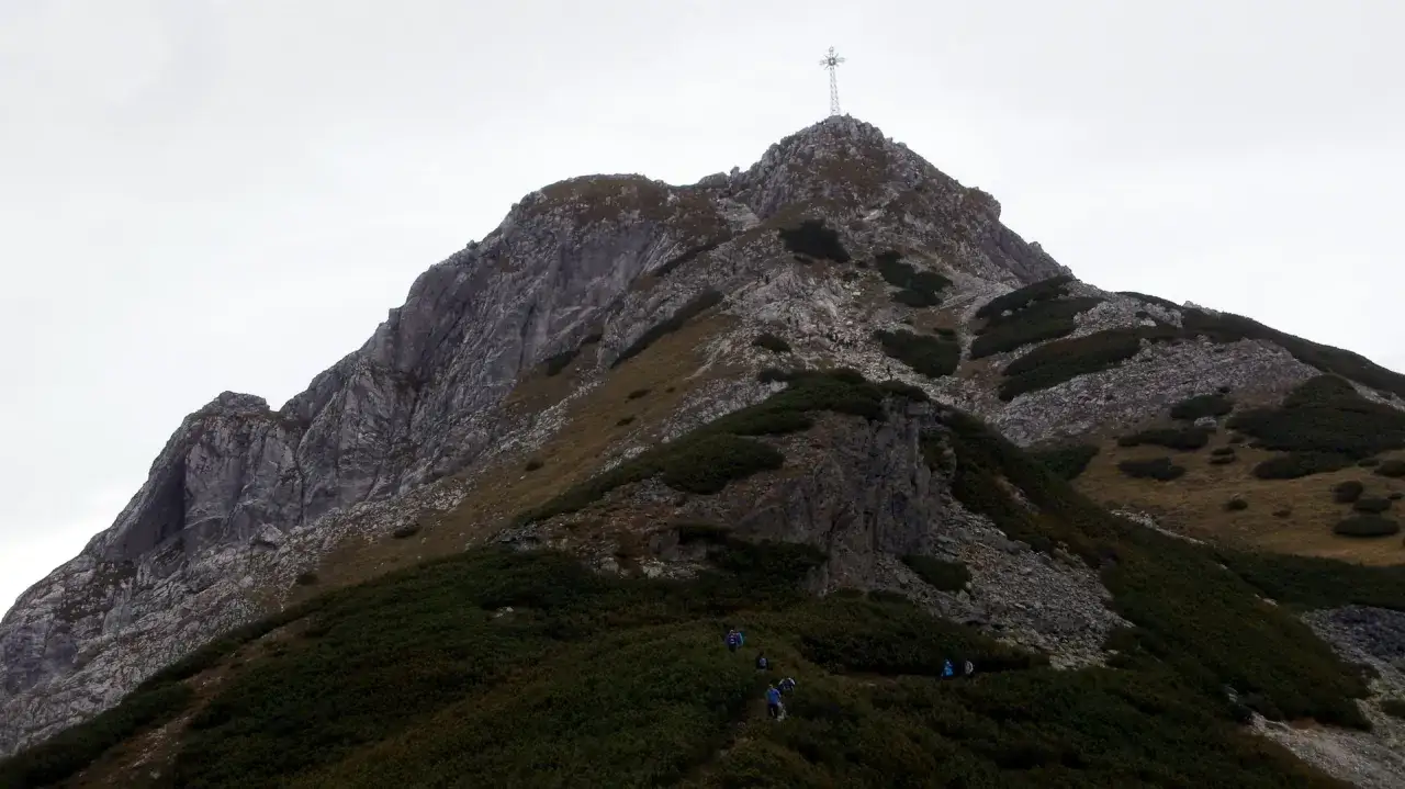 Tłum turyst&oacute;w wspina się na Giewont. Czas wejścia na Giewont zależy od kondycji, ale widok z g&oacute;ry wynagradza wysiłek.