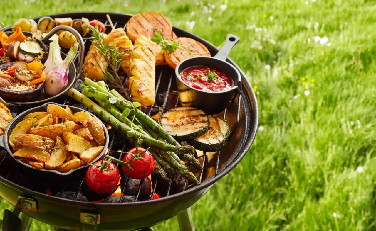 Grill pełen pyszności: szaszłyki z ananasa, pieczone ziemniaki, szparagi, pomidory, cukinia i sos. Idealne co na grilla wegetariańskie!