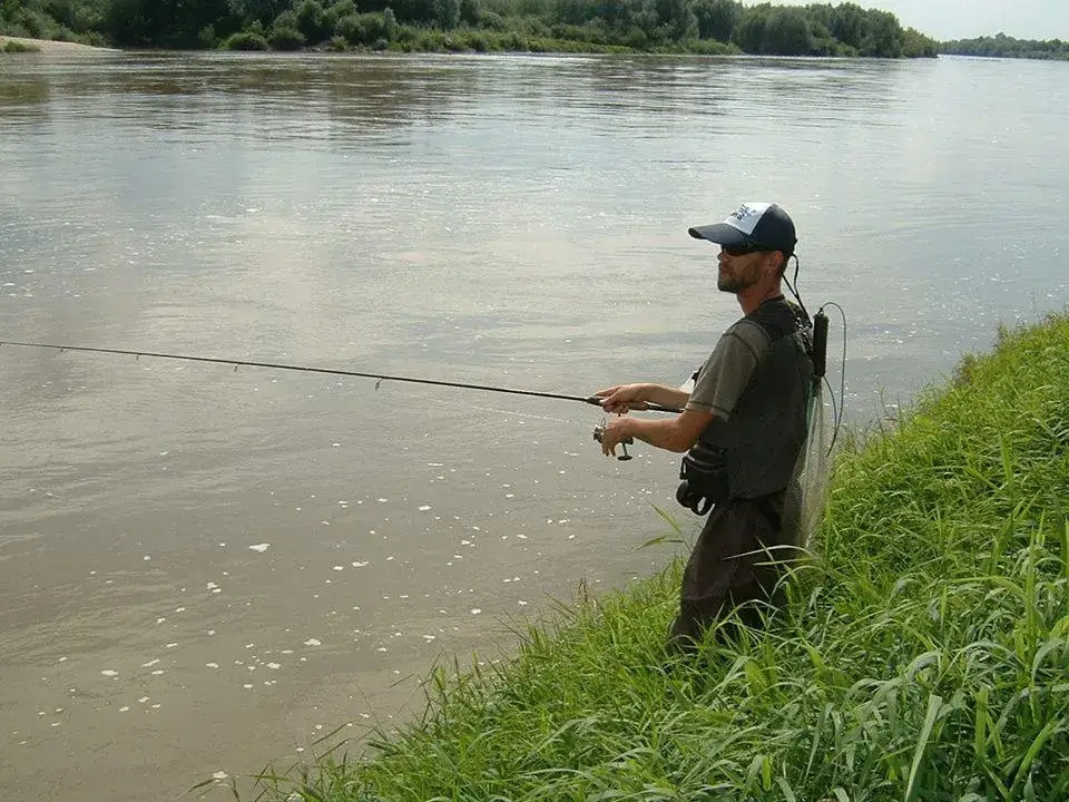 Wędkarz wykonujący rzut boczny