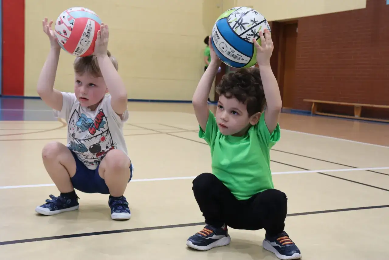 dziecko na huśtawce kocowej lub piłce gimnastycznej