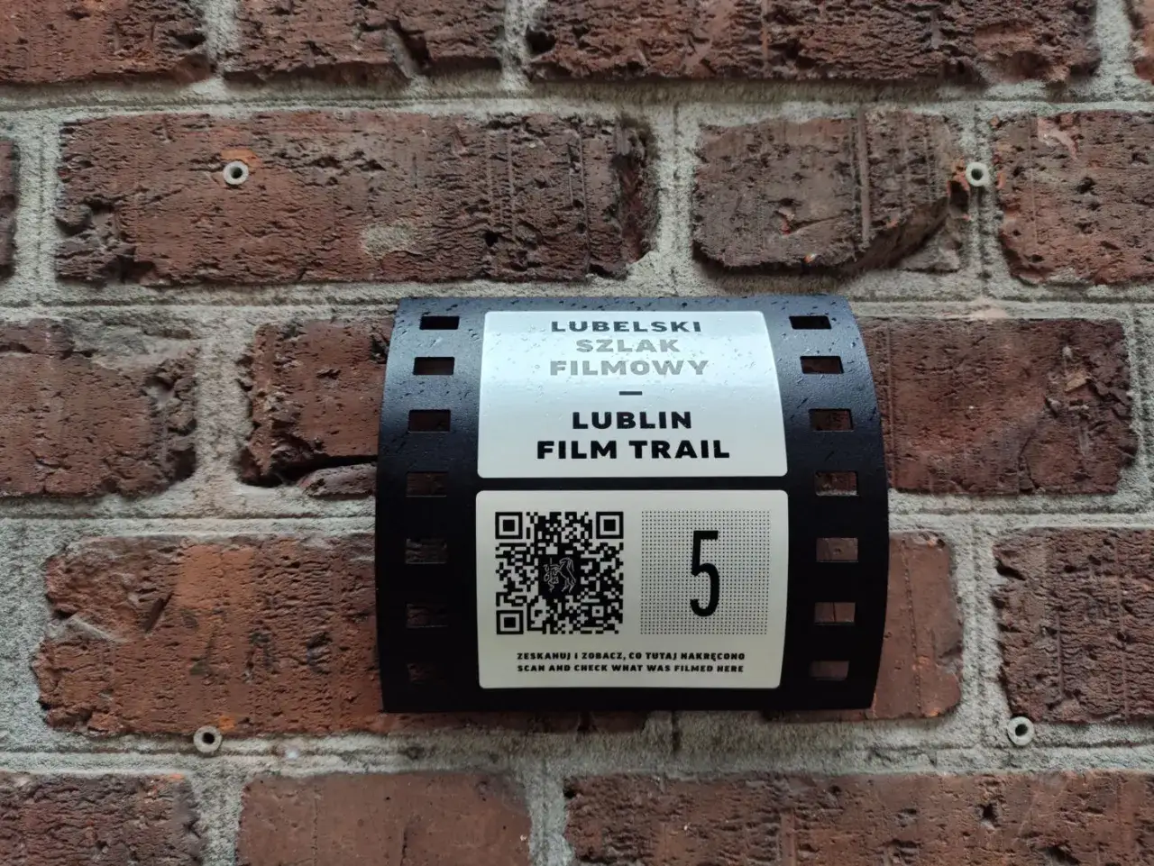 Tabliczka na ceglanej ścianie informuje o Lubelskim Szlaku Filmowym. Tu kręcono sceny do filmu 
