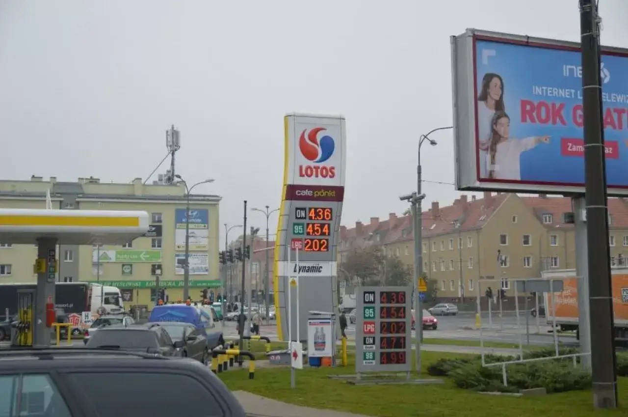 Por&oacute;wnanie zarobk&oacute;w na stacjach paliw Orlen Shell BP Lotos