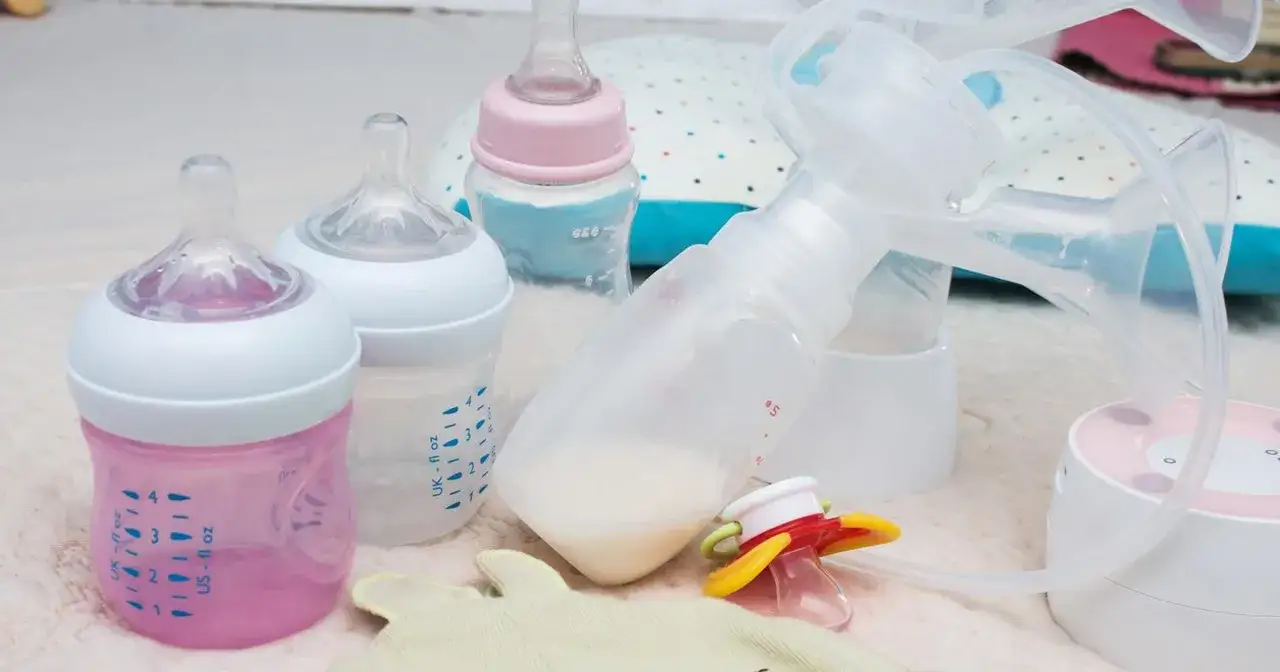 Tabela karmienia noworodka: butelki, laktator, smoczek i akcesoria do karmienia.