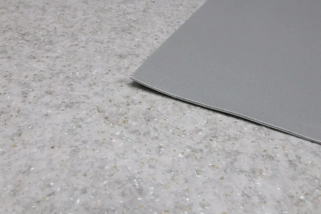 Szary linoleum na balkon z drobnym wzorem. Idealne na taras, łatwe w utrzymaniu czystości.