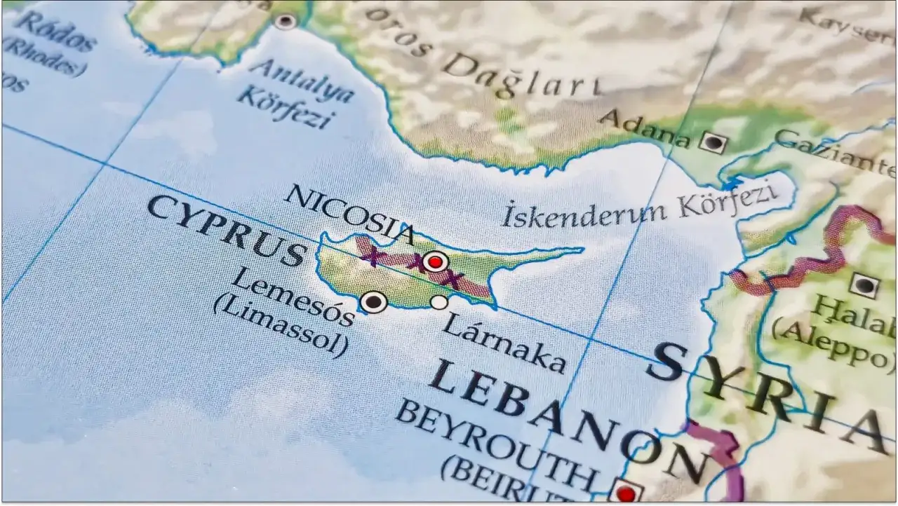 Mapa pokazuje Cypr, Liban i Syrię. Planujesz podróż? Sprawdź, czy na Cypr można lecieć na dowód.