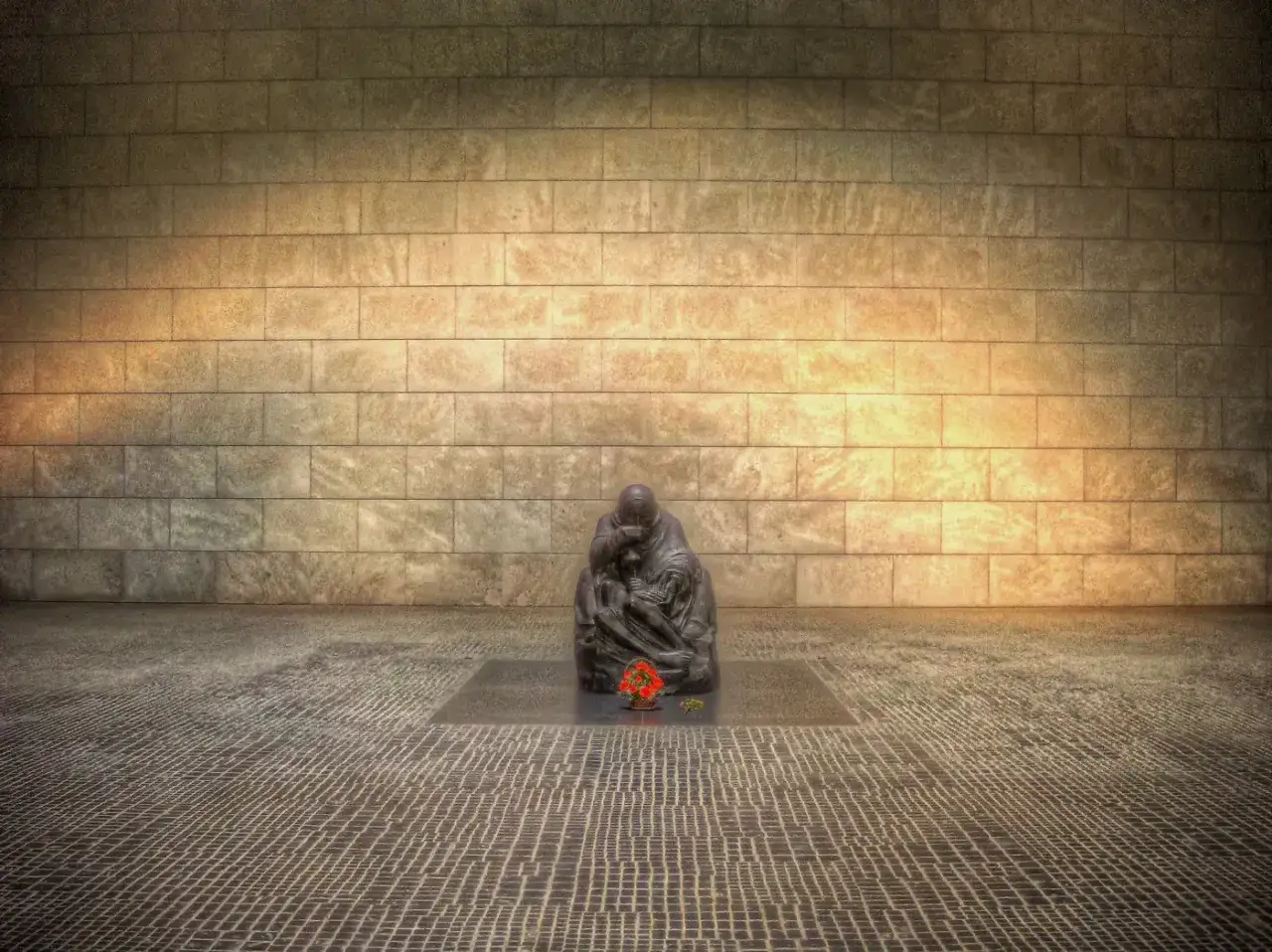 Pomnik przedstawia matkę tulącą martwego syna, jak w 