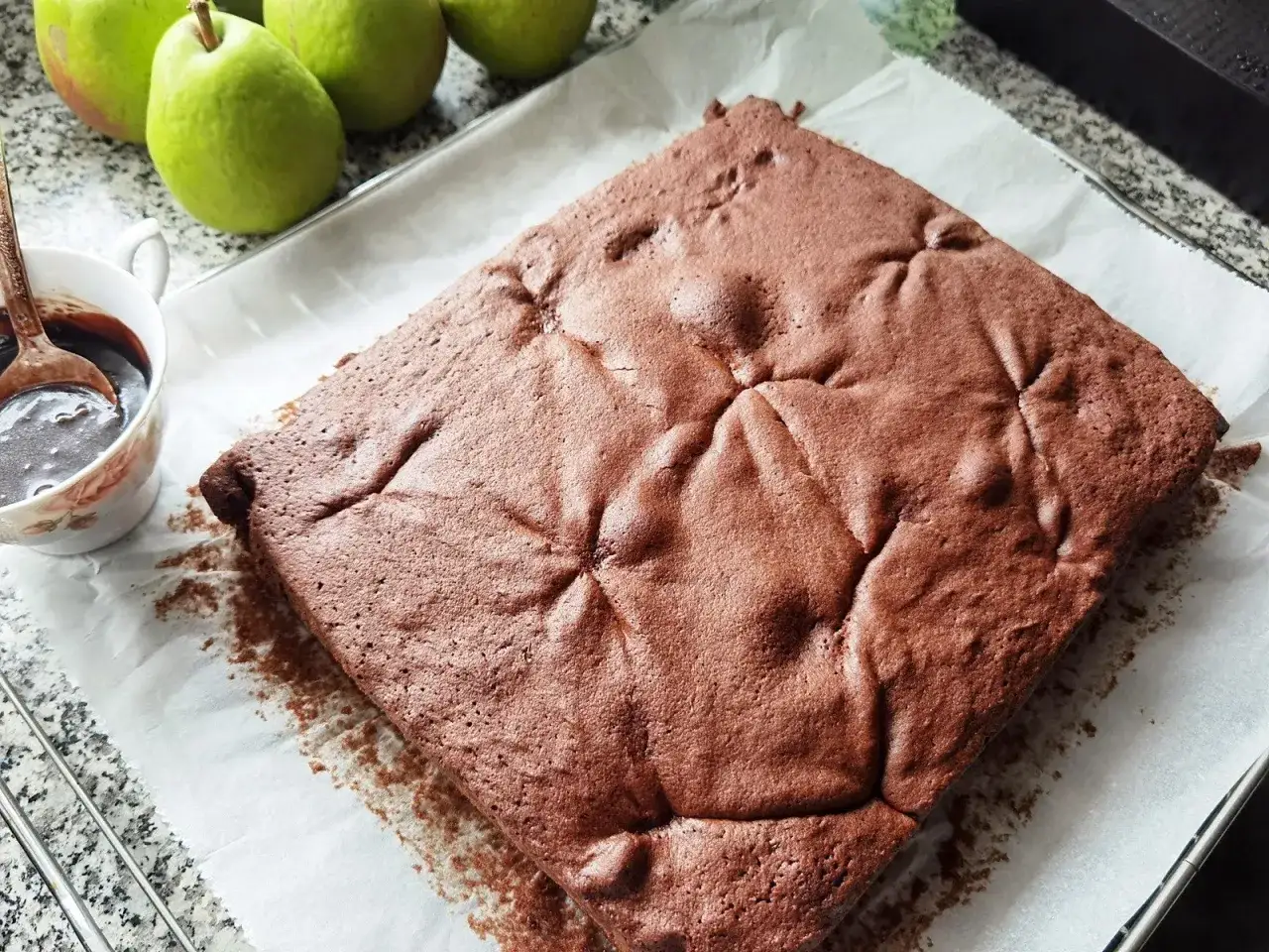 Zaparowany biszkopt w folii, zakalec