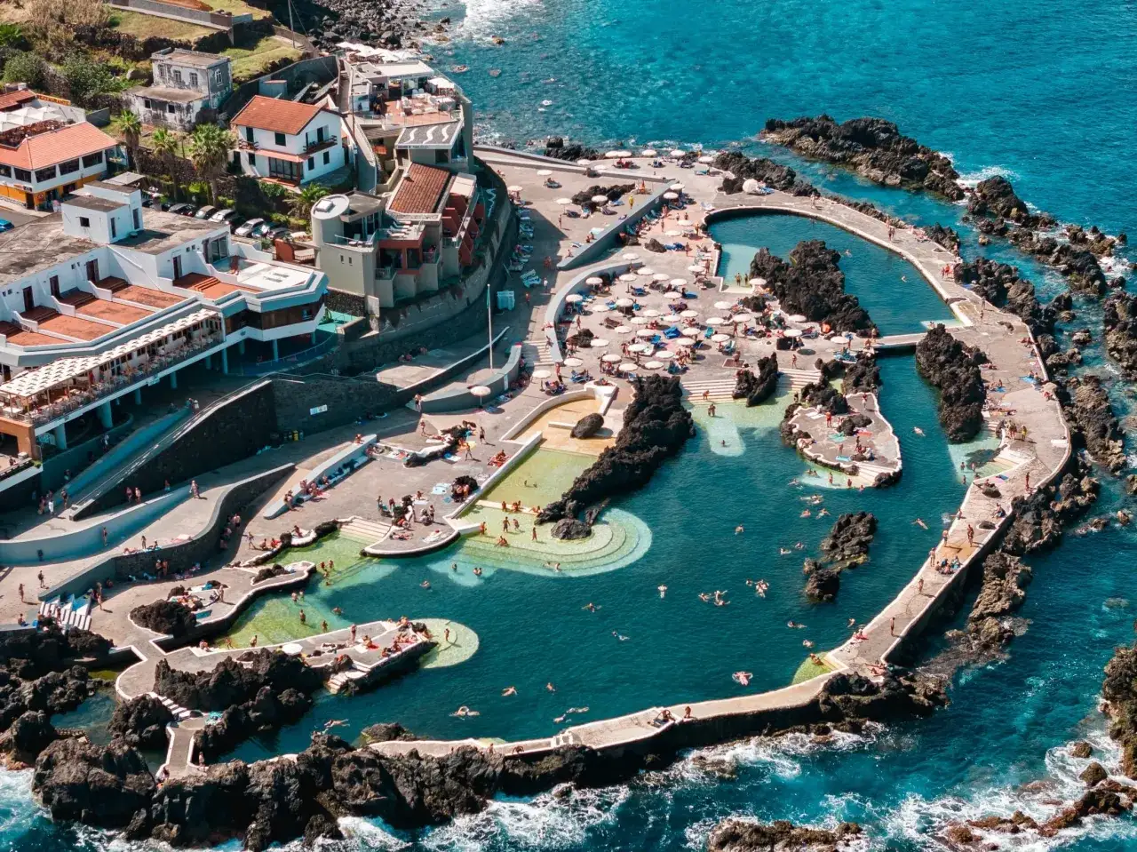 Naturalne baseny i hotele na Maderze. Gdzie najlepiej nocleg? Idealne miejsce na wakacje.