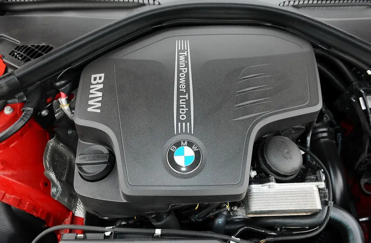 Silnik TwinPower Turbo w BMW F30. Szukasz odpowiedzi na pytanie: bmw f30 jaki silnik najmniej awaryjny?