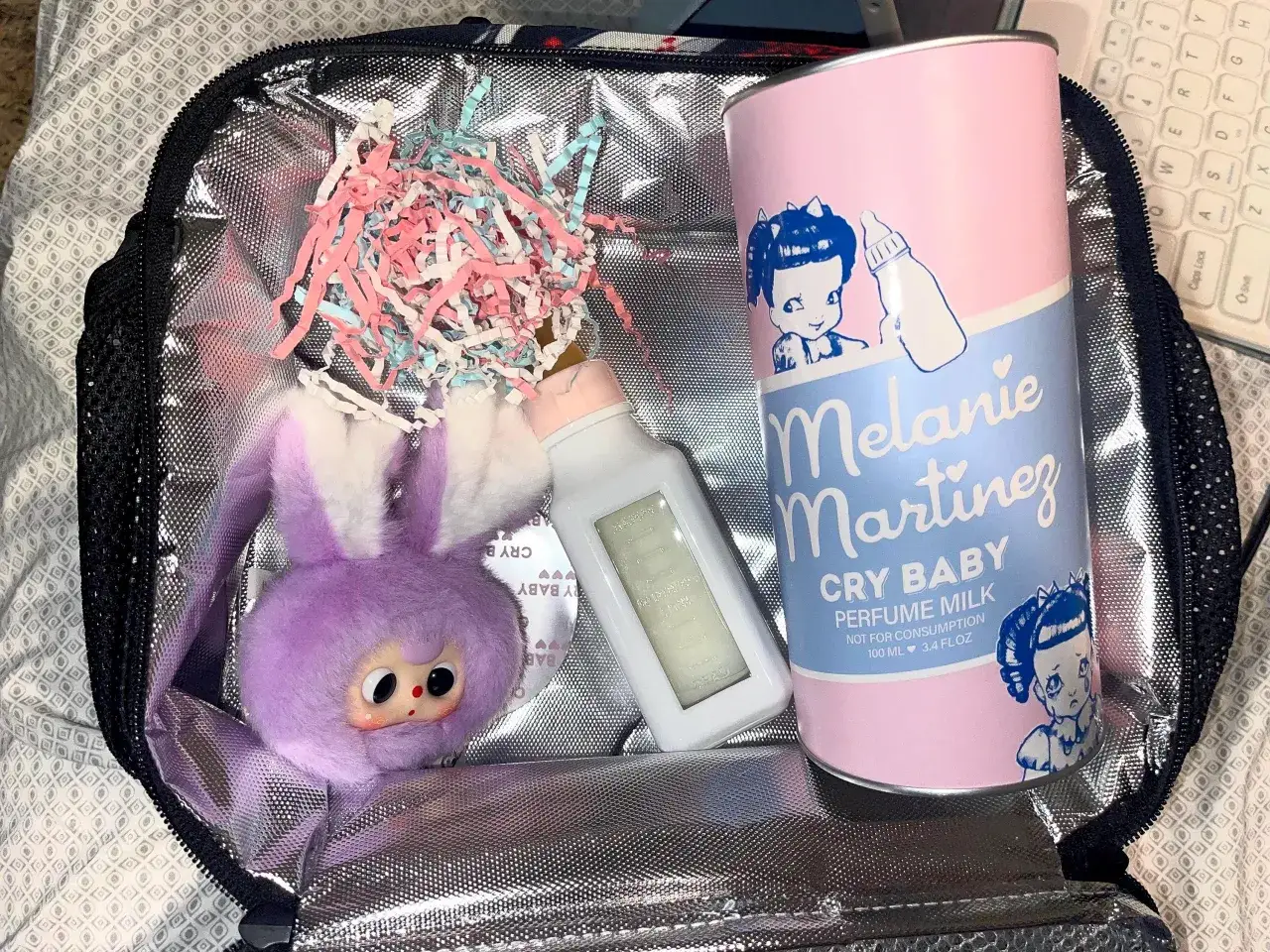 Futerol na perfumy Melanie Martinez Cry Baby, gdzie kupić perfumy? W środku pluszowy kr&oacute;liczek i ozdobne wypełnienie.