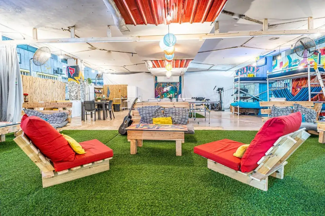 Hostel wnętrze wspólna przestrzeń