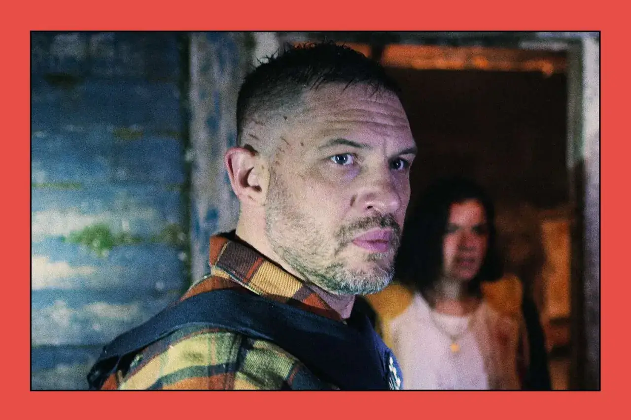 Tom Hardy w kratę, w tle kobieta. To część obsady 