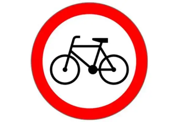 znak zakazu wjazdu motorowerem na ścieżkę rowerową