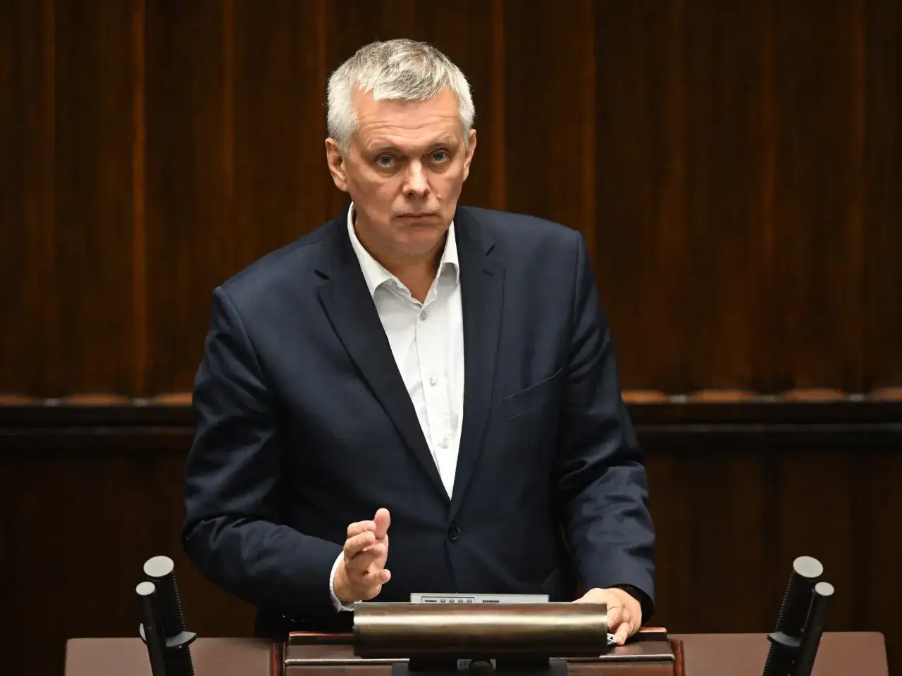 Tomasz Krzysztof Siemion przemawia w sejmie, gestykulując prawą dłonią.