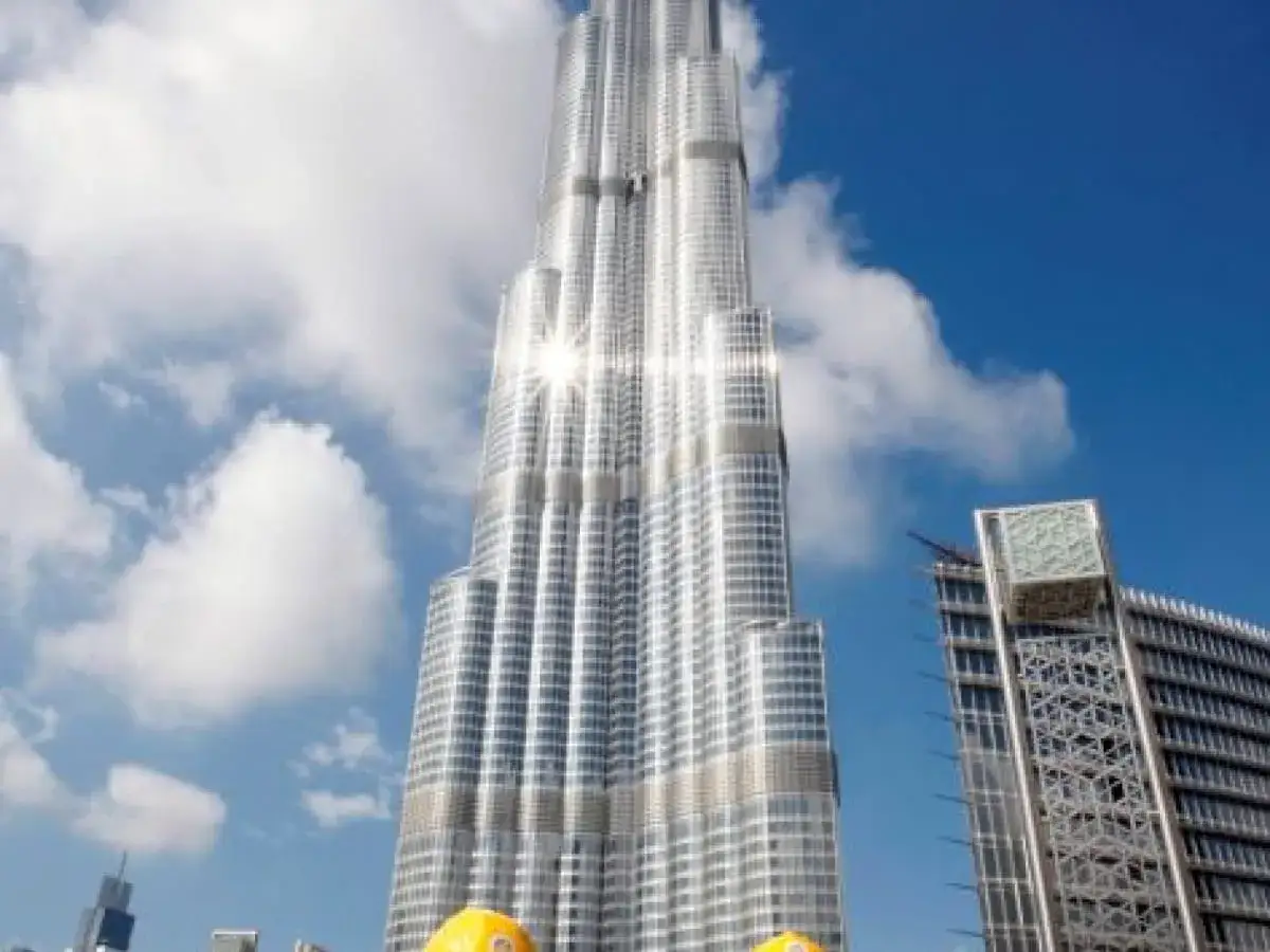Burdż Chalifa, najwyższy budynek świata, lśni w słońcu. Zastanawiasz się, ile ma burdż chalifa? To 828 metrów!