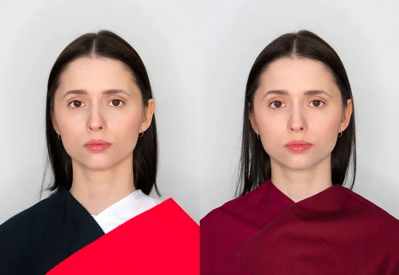 Dwie wersje kobiety z r&oacute;żnymi kolorami tkanin przy twarzy. Po lewej czerń, biel i czerwień, po prawej odcienie bordo. Określenie zima typ urody.