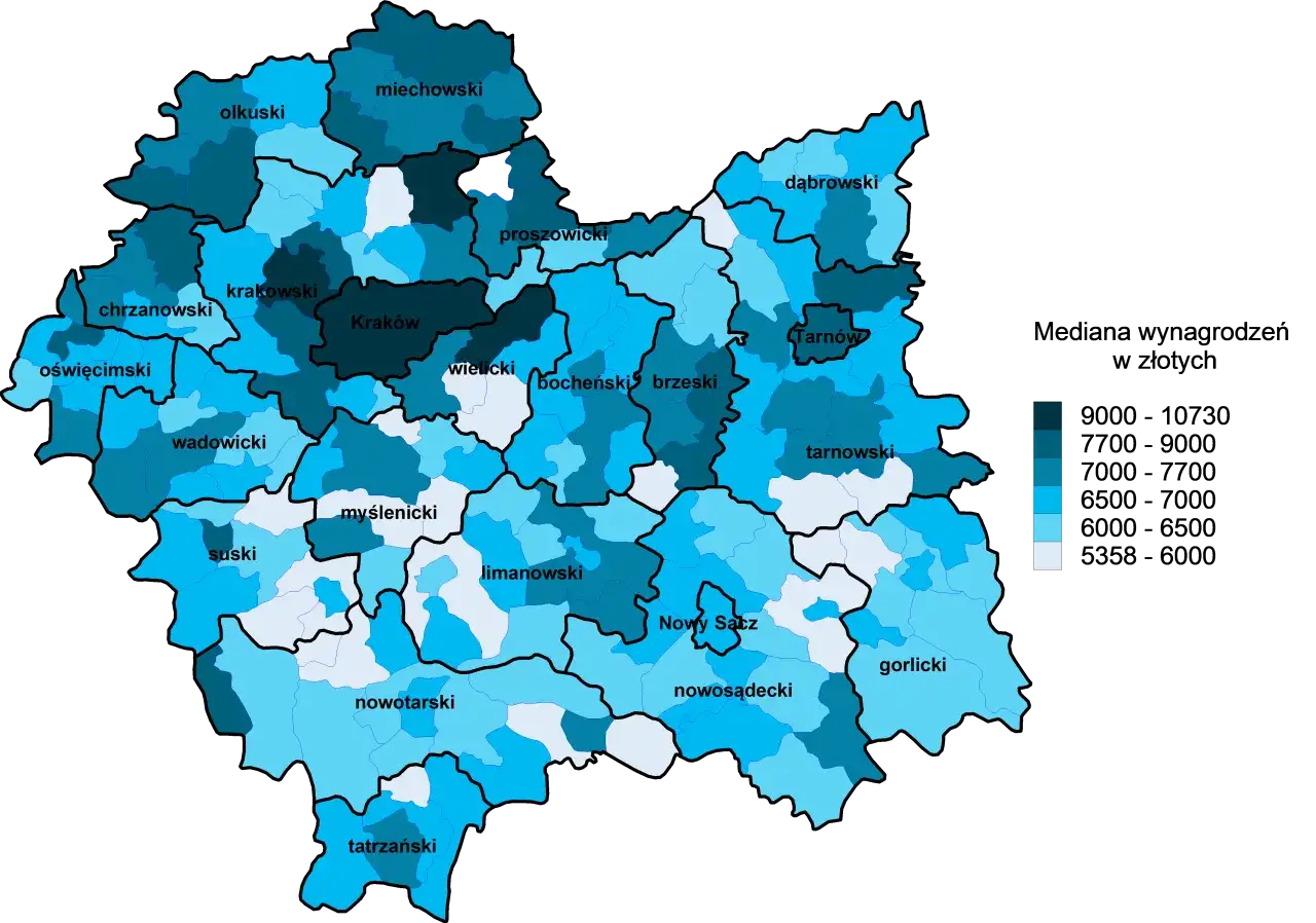 Mapa przedstawia zróżnicowanie mediany wynagrodzeń w powiatach. Najwyższa średnia pensja w Polsce widoczna jest w ciemniejszych odcieniach.