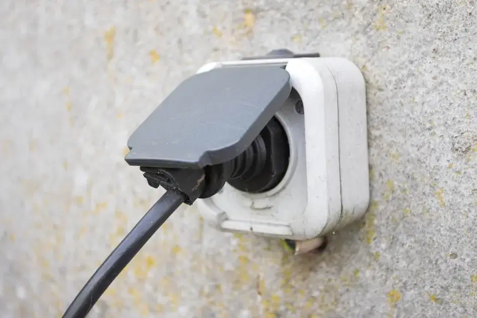 Zdjęcie Jak zamontować gniazdko na elewacji: prosty poradnik dla każdego