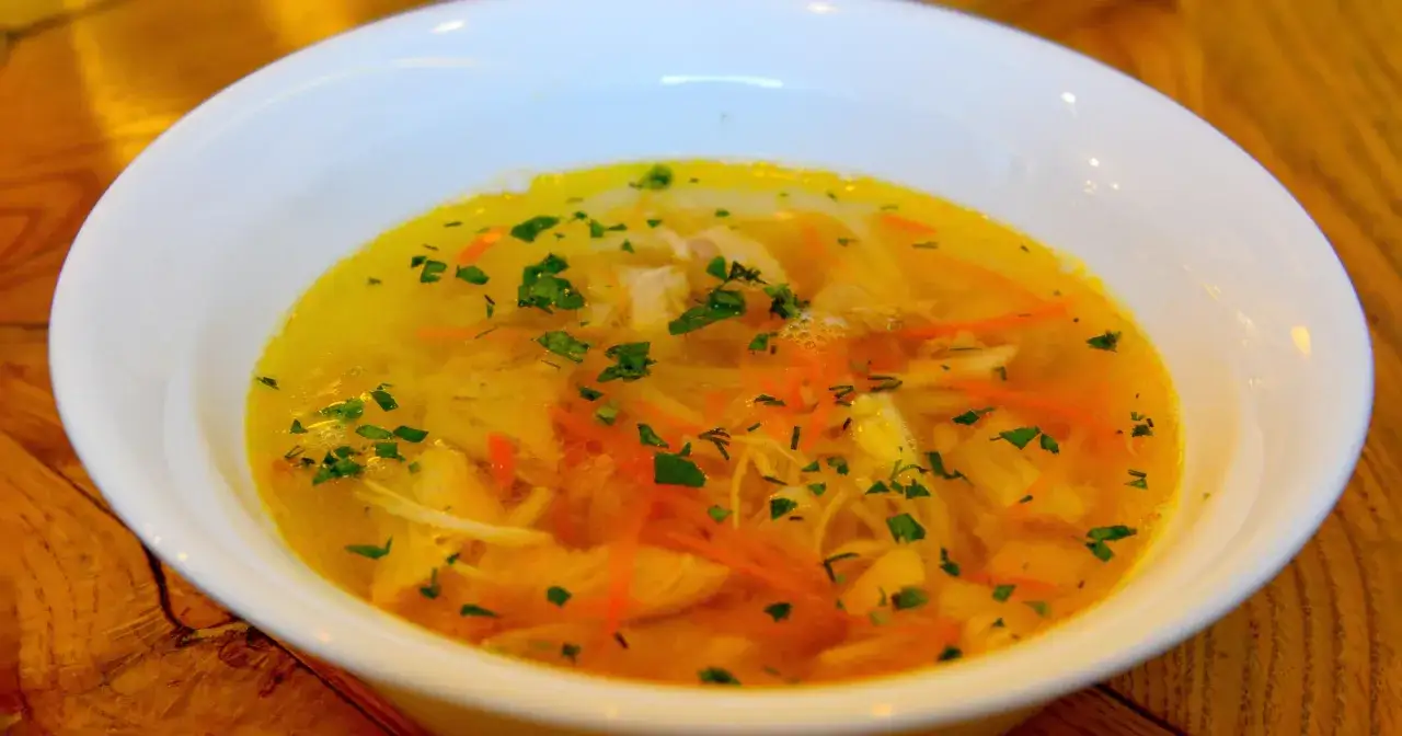 szybkie chłodzenie rosołu w zlewie