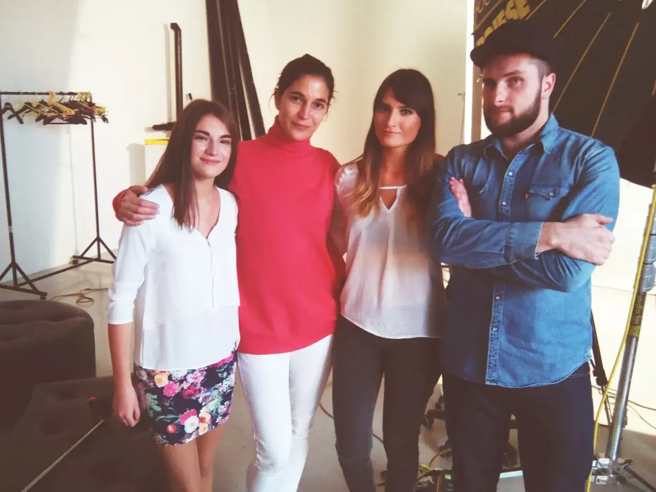 modelka z uśmiechem na backstage'u sesji zdjęciowej