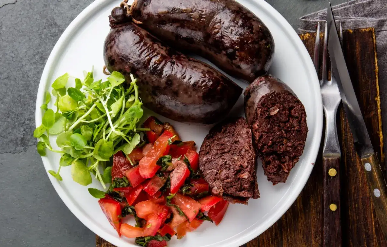 Kaszanka z pomidorami i zieloną sałatką. Czy kaszanka jest zdrowa? To danie wygląda apetycznie, ale warto sprawdzić jej wartości odżywcze.