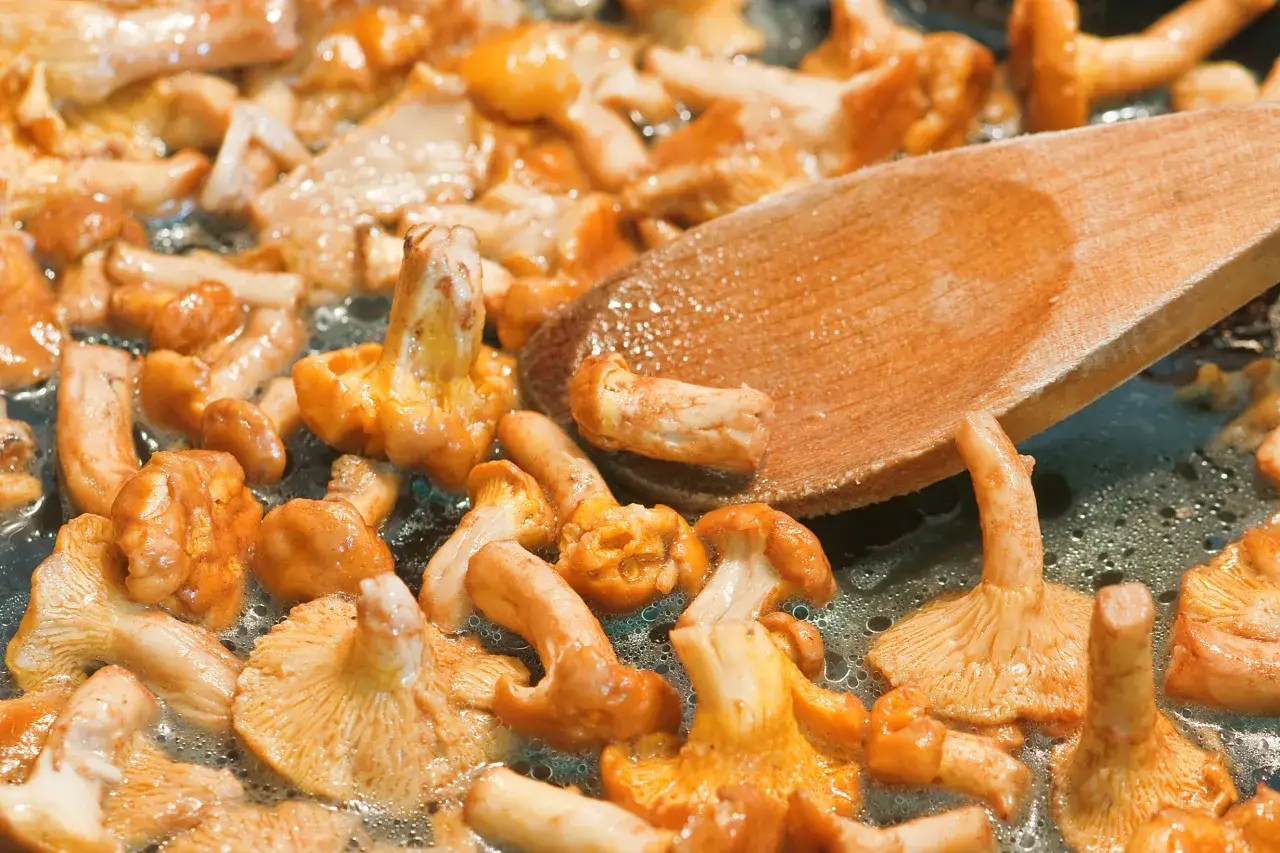 Smażone kurki w maśle, gotowe do podania z makaronem.