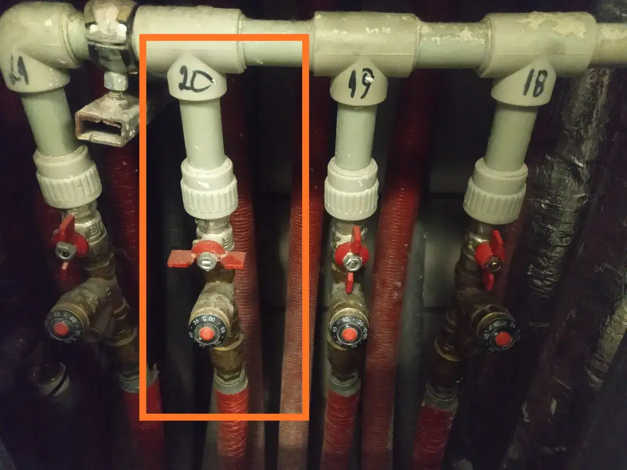 Zawór do odpowietrzania kaloryfera. Pokazuje, jak zakręcić wodę w kaloryferze, aby go odpowietrzyć.