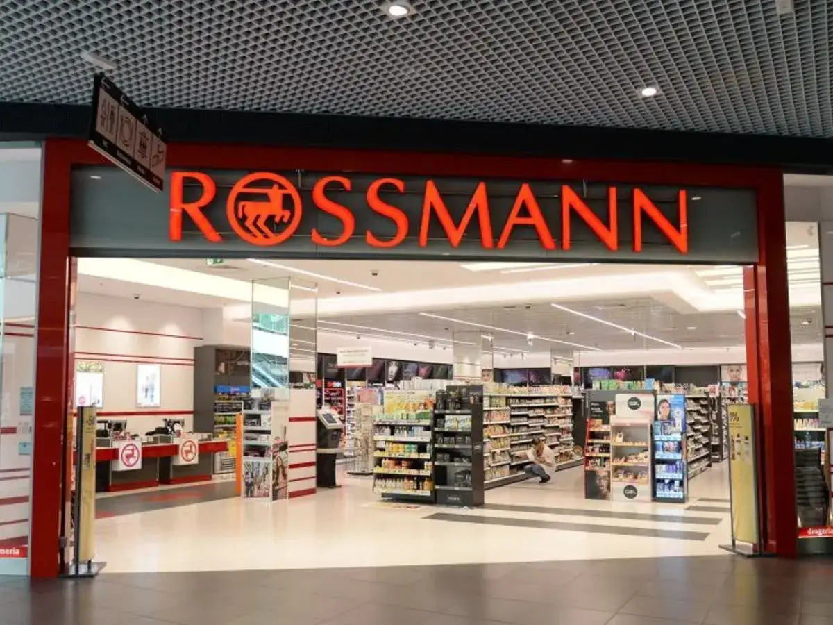 Drogeria Rossmann, gdzie kupić wodę toaletową Basia. Wnętrze sklepu z p&oacute;łkami pełnymi kosmetyk&oacute;w.