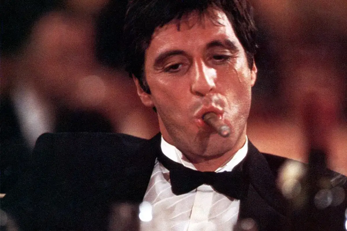 Al Pacino w garniturze z cygarem, przypominający Tony'ego Montanę. W jakich filmach grał Al Pacino?