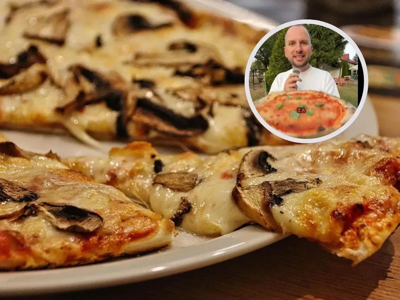 Pyszna pizza z pieczarkami i ciągnącym serem, serwowana w restauracji Gwarek Polańczyk. W tle uśmiechnięty mężczyzna z pizzą.