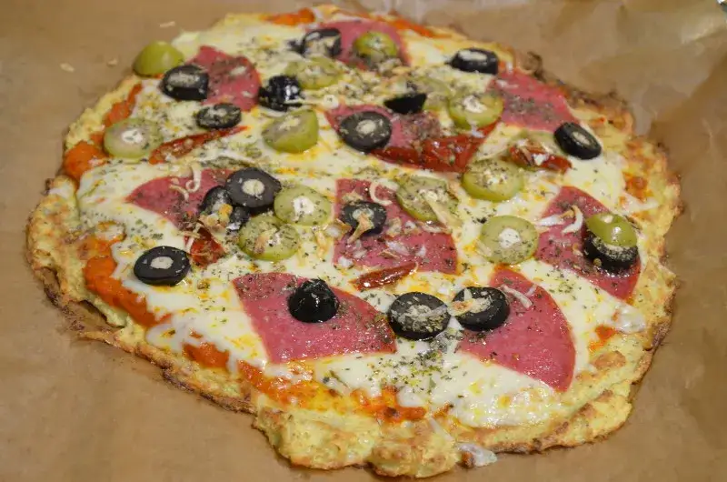 różne rodzaje zdrowego ciasta na pizzę pełnoziarniste kalafiorowe