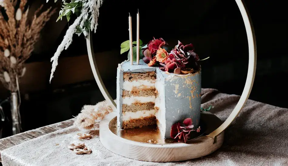 nowoczesny tort z solonym karmelem i chrupką warstwą