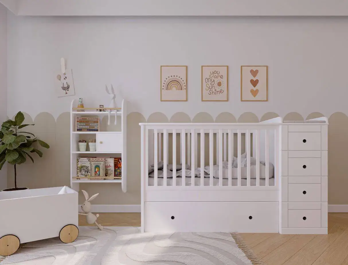 Pok&oacute;j dziecięcy z białym ł&oacute;żeczkiem, regałem i zabawkami. Idealne miejsce, by zastanowić się, kiedy kupić ł&oacute;żeczko dla dziecka.