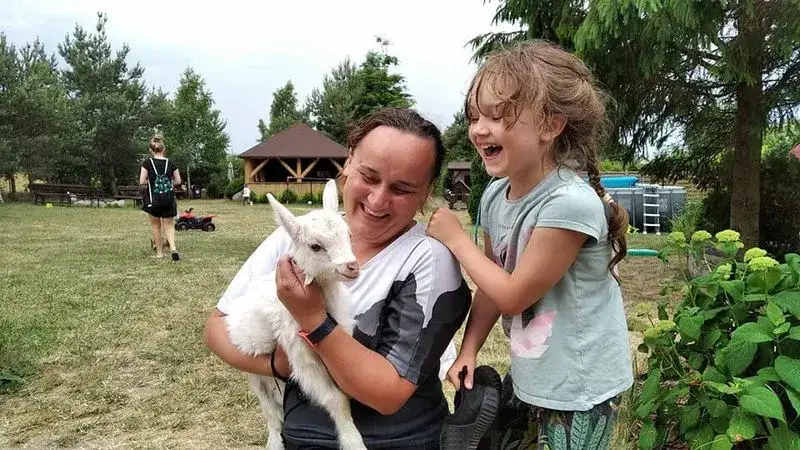 rodzina z dzieckiem na agroturystyce, dzieci bawiące się ze zwierzętami