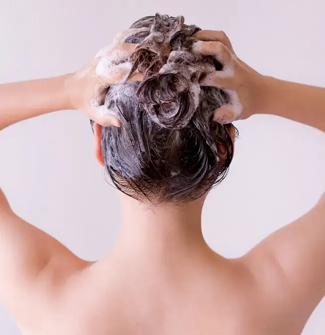 Zdjęcie Jak prawidłowo wykonać peeling głowy i uniknąć błędów w pielęgnacji skóry
