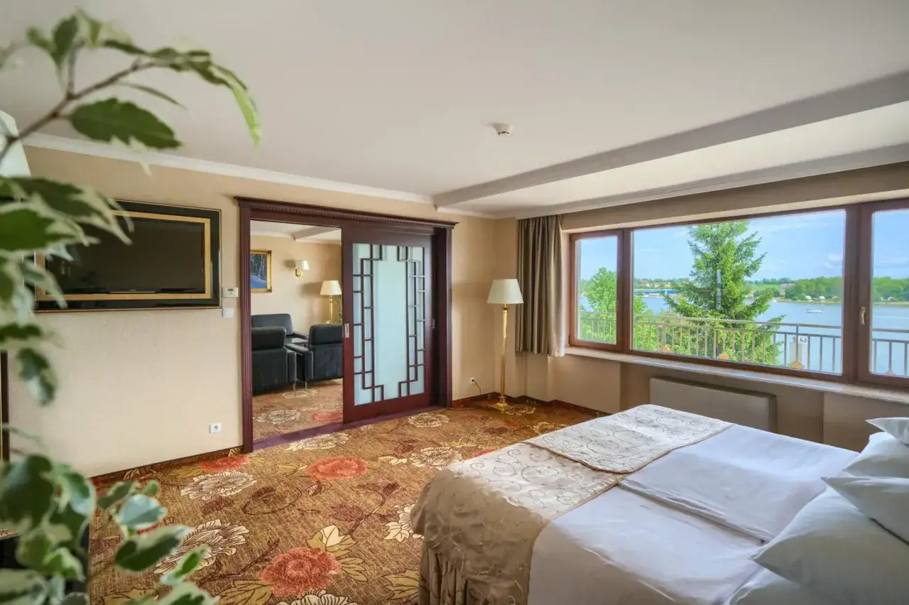 Pokój hotelowy z widokiem na jezioro. W hotelu Gołębiowskim jest wiele takich komfortowych miejsc.