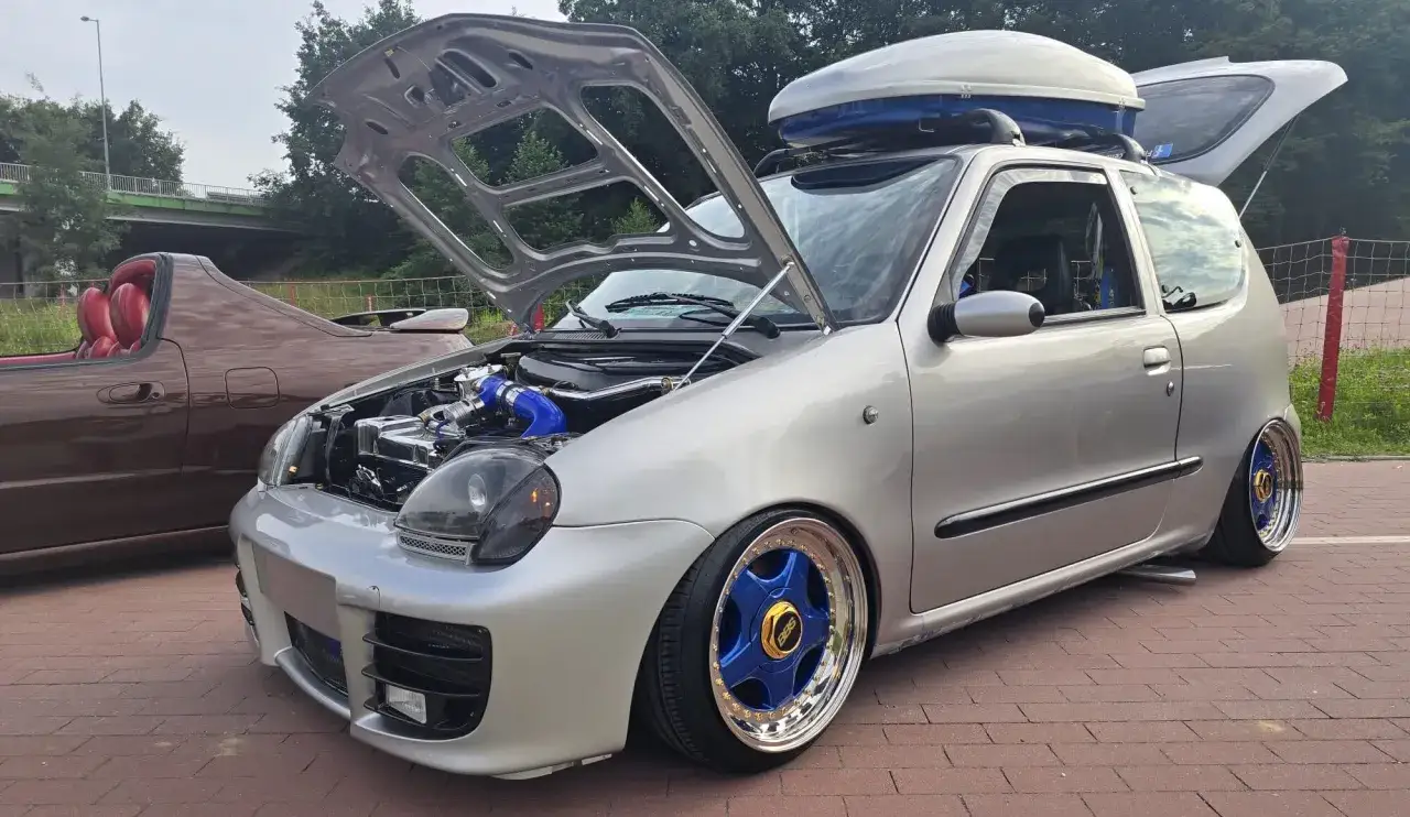 Fiat Seicento z tuningowanymi felgami