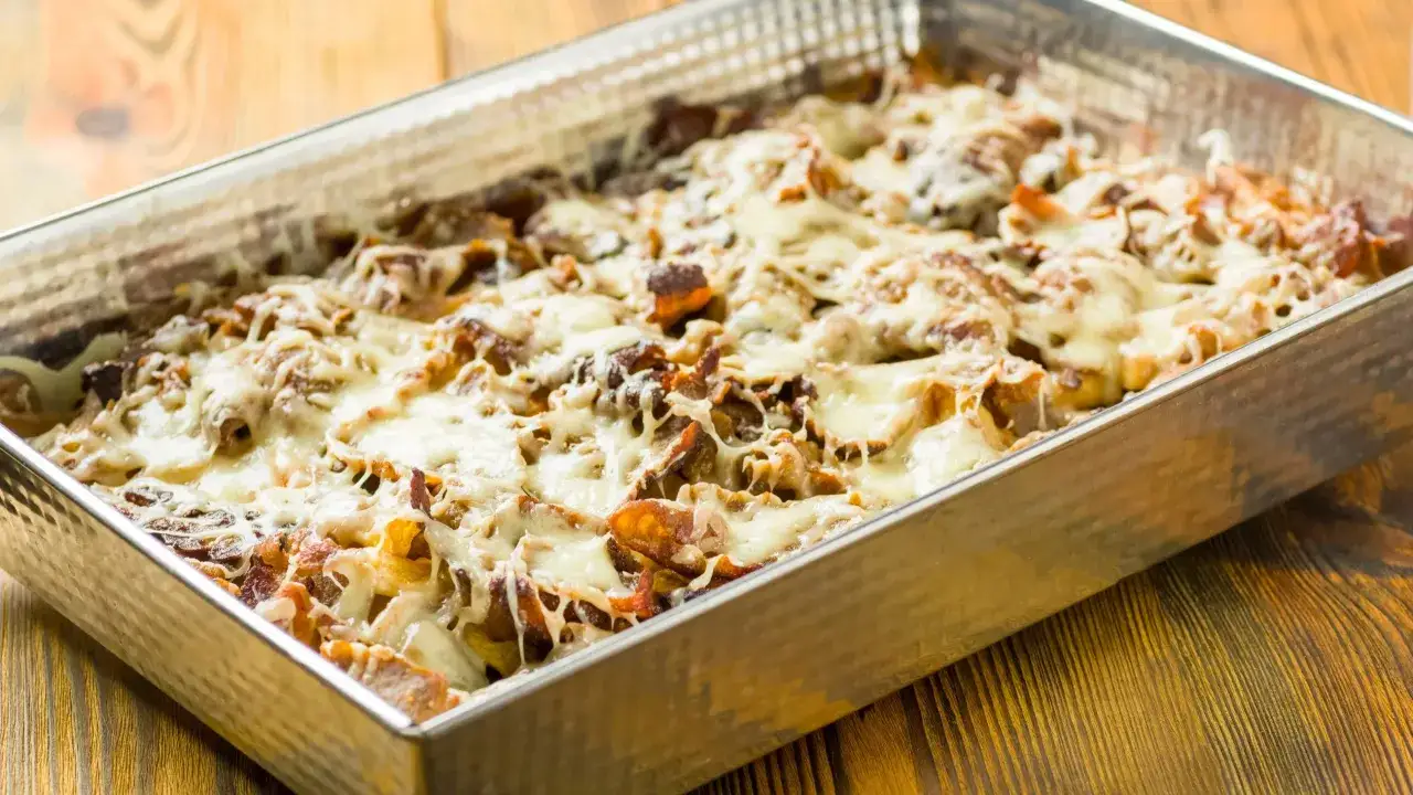 Zapiekanka z mięsem i serem, idealna jako szybka przekąska na frytki.