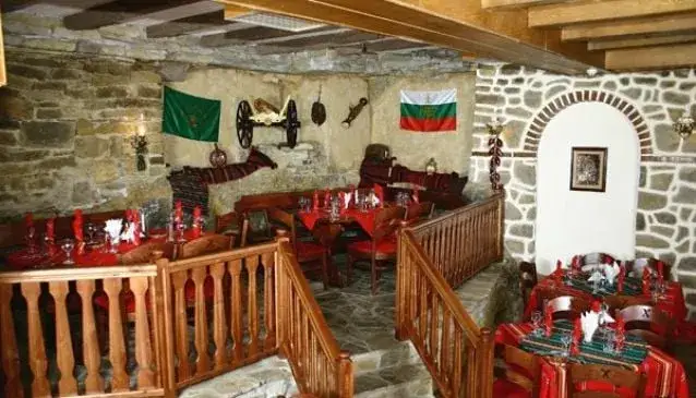 Tradycyjna bułgarska mehana wnętrze