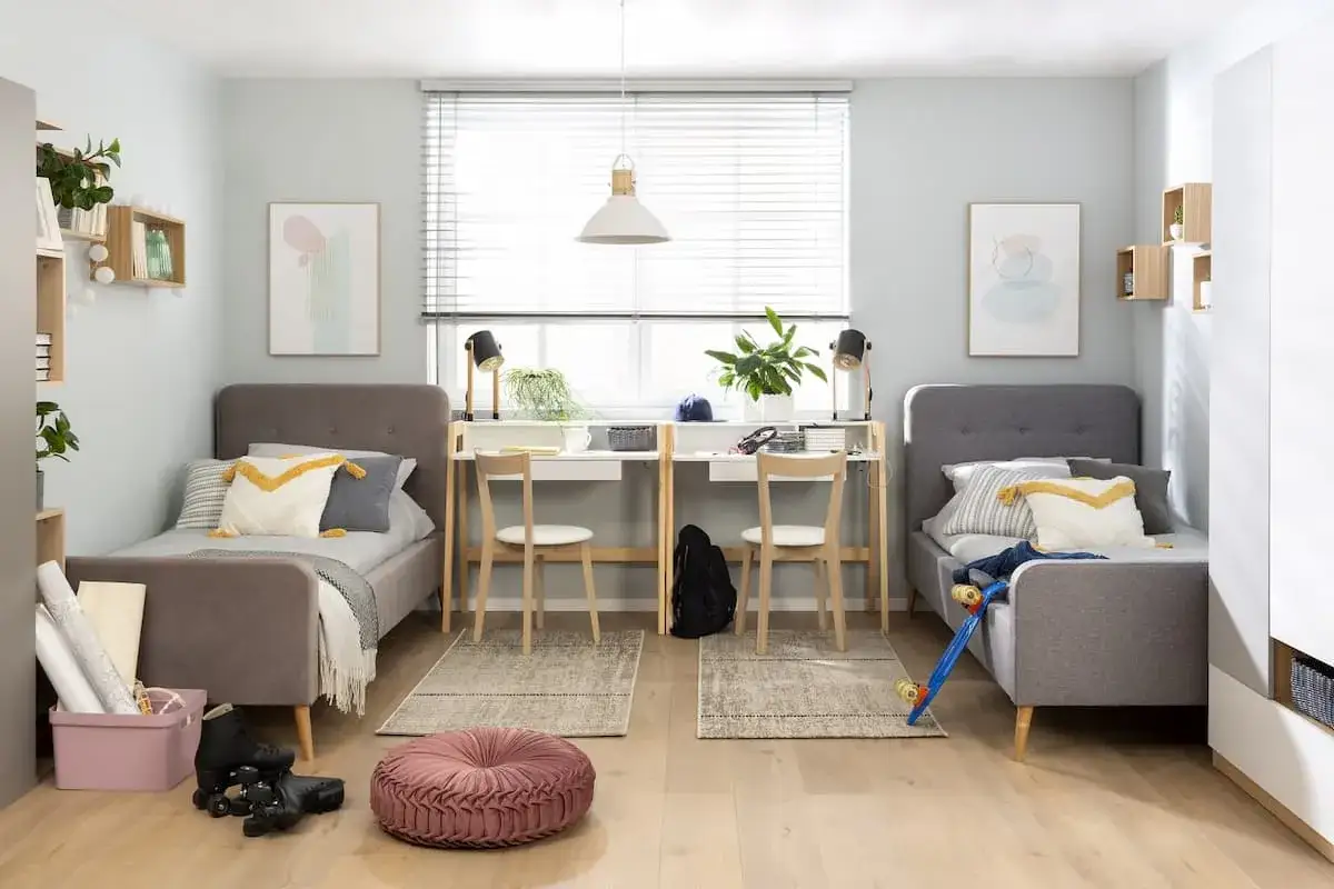 Pokój dziecięcy podzielony na dwie strefy: łóżka i biurka. Idealne rozwiązanie, jak podzielić pokój na dwa dla dzieci, zapewniając im przestrzeń do nauki i odpoczynku.